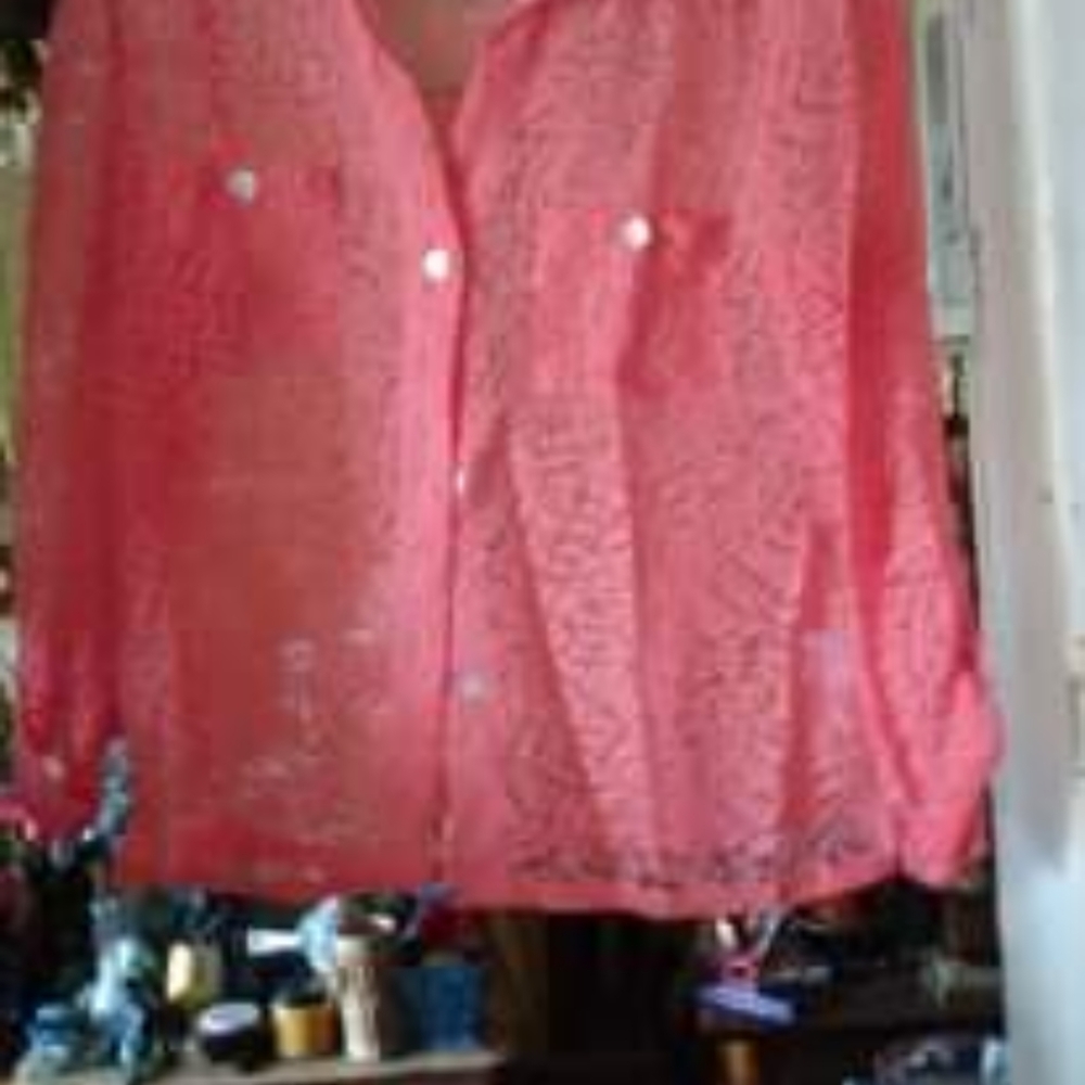 BRAND NAME  LADIES BEAUTIFUL. BLOUSE SIZE M.